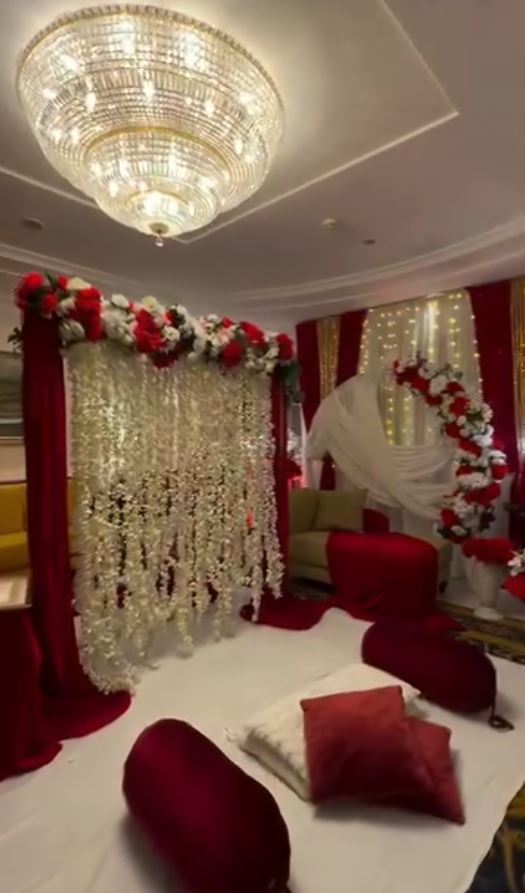 Red and gold themed seating lounge, Nekah at Swissotel Makkah